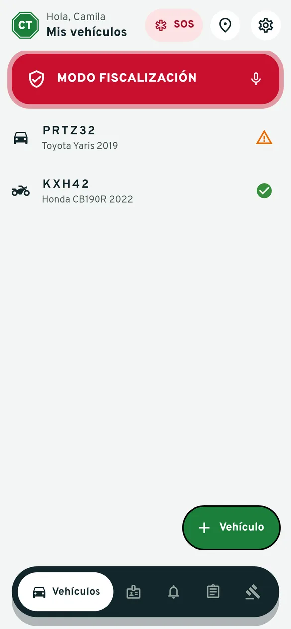 Pantalla de vehículos con un auto y una moto y el estado de sus documentos